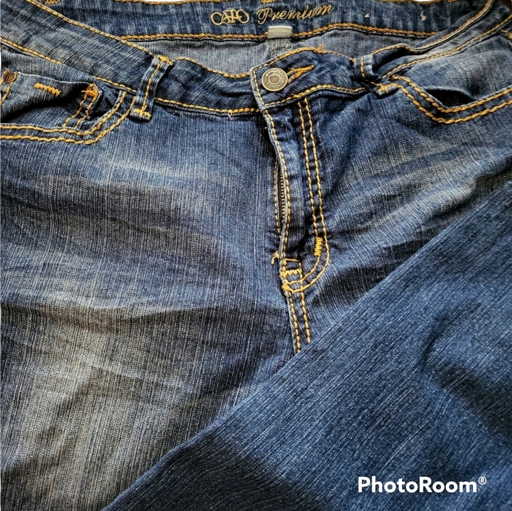 CATO PREMIUM DENIM JEANS  SIZE 16 DARK VINTAGE WASH LIGHT DISTRESS
